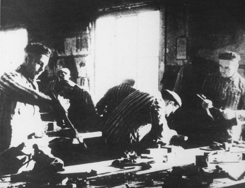 Więźniowie obozu Auschwitz-Birkenau przy pracy, 1943 r.