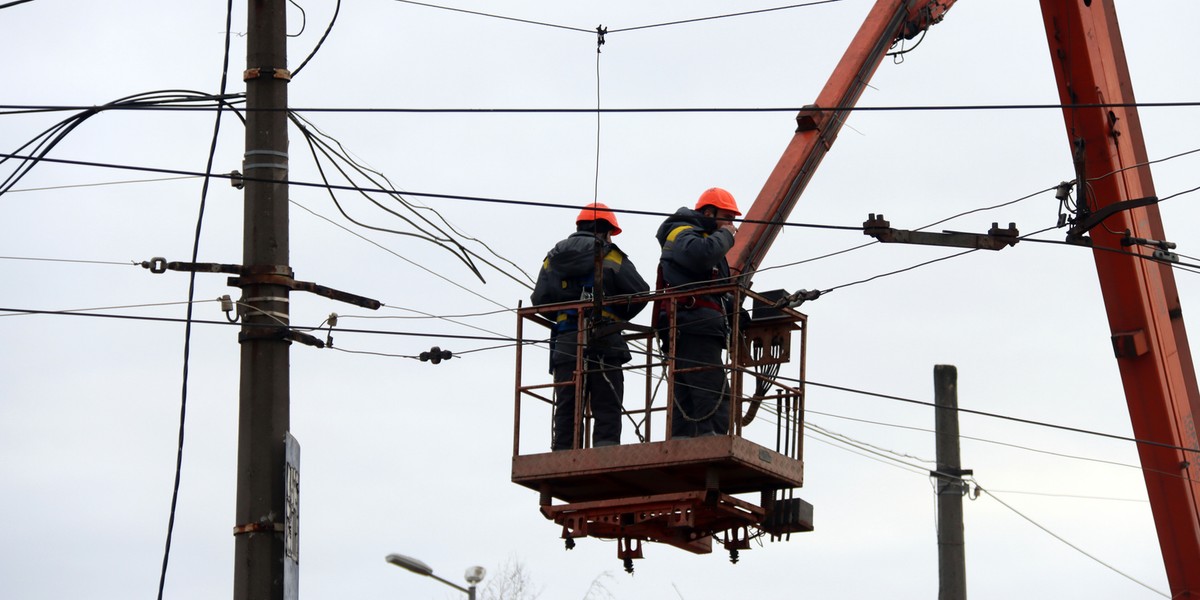 Naprawa linii energetycznej uszkodzonej przez rosyjską rakietę. Okolice Kijowa, Ukraina, 7 lutego 2024 r.