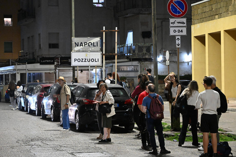 Tłumy zgromadzone na ulicy nad brzegiem morza między Neapolem a Pozzuoli po wstrząsach spowodowanych trzęsieniem ziemi