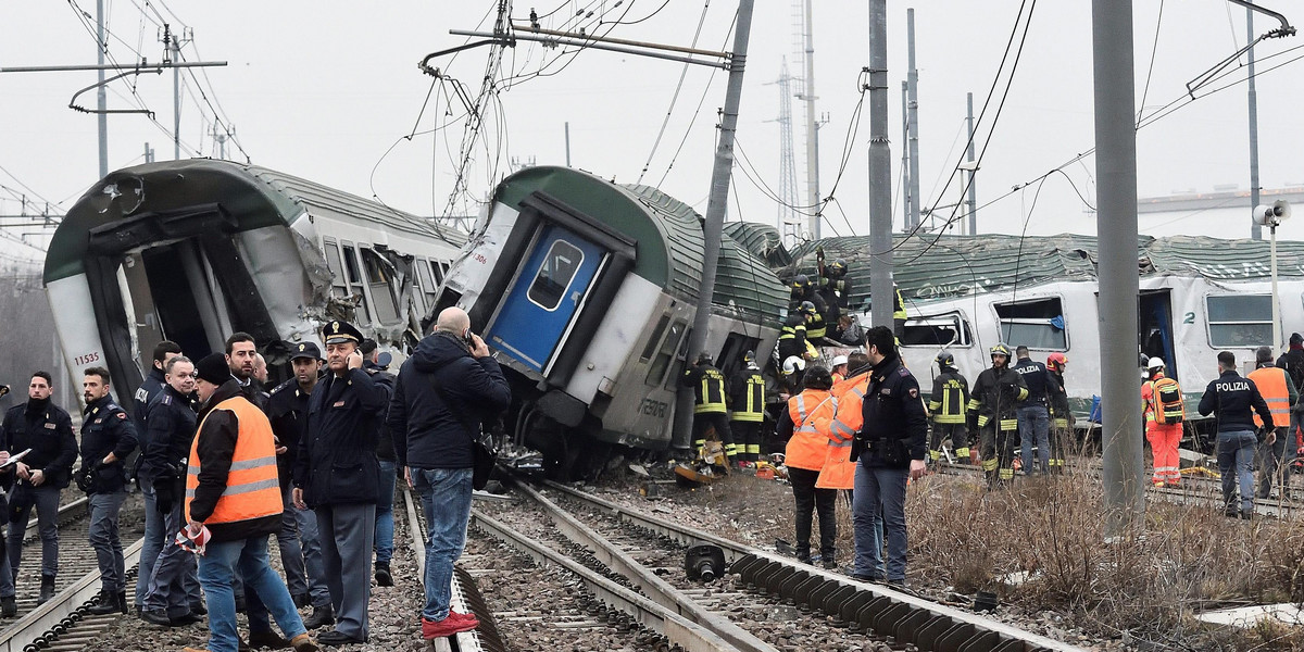 Tragiczny wypadek pociągu pod Mediolanem. Dwie osoby zginęły, ponad 100 rannych