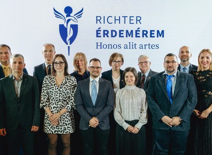 Ők formálják a gyógyszerészet jövőjét – 7 kiváló szakember kapott Richter Érdemérem Díjat című cikk nyitóképe