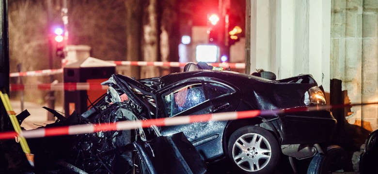 Mercedes na polskich rejestracjach uderzył w Bramę Brandenburską. NOWE fakty