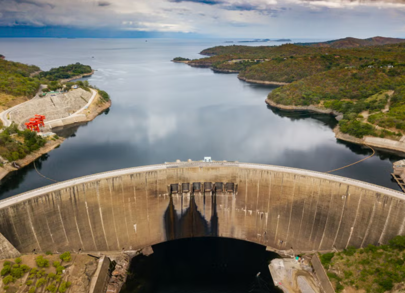 An aerial view shows the concrete arch wall of the Kariba Dam in the Kariba Gorge of the Zambezi River basin. (Image: Dmitriy Kandinskiy/Shutterstock)