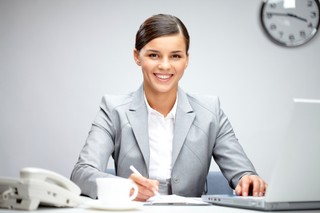 Etatowy pracownik nie może powierzyć swoich obowiązków innym podmiotom