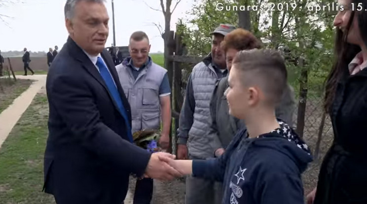 Orbán Viktor családlátogatáson járt Gunarason, az egymilliodikként honosított külhoni magyar állampolgár Lajkó Miklóséknál / Fotó: Faebook