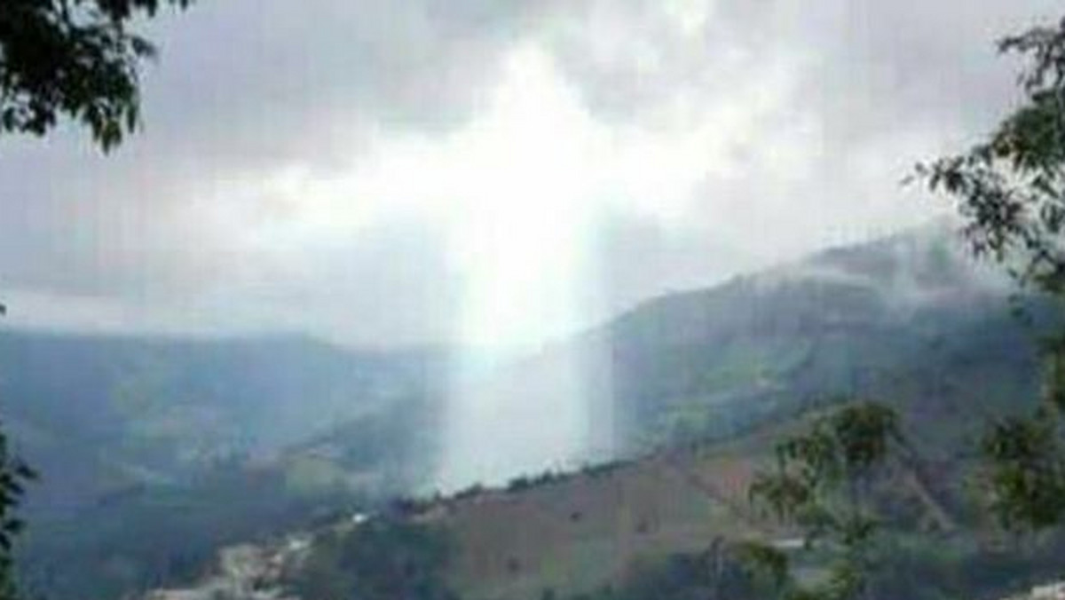 Nad kolumbijskim Manizales na niebie pojawiła się chmura w kształcie świetlistej postaci. Miasteczko niedawno nawiedziła wielka tragedia. W zeszłą środę osunęła się tam ziemia, w wyniku czego zginęło 17 osób. Ocalali uważają, że to Jezus przyszedł ich pocieszyć i pokazać, że o nich pamięta.