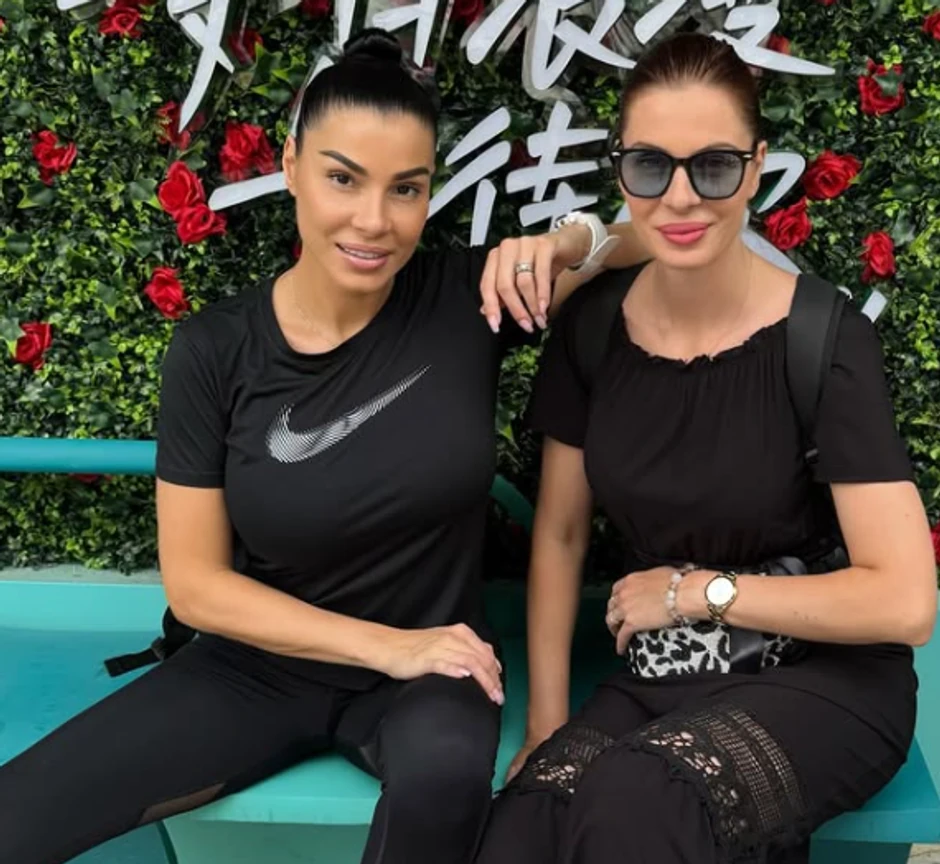 Mia Borisavljević sa sestrom