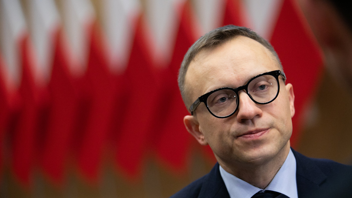 Od lipca niektórzy dostaną mniejszą wypłatę. Wiceminister uspokaja