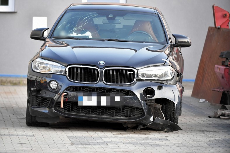 Rozbity samochód BMW X6M na policyjnym parkingu depozytowym