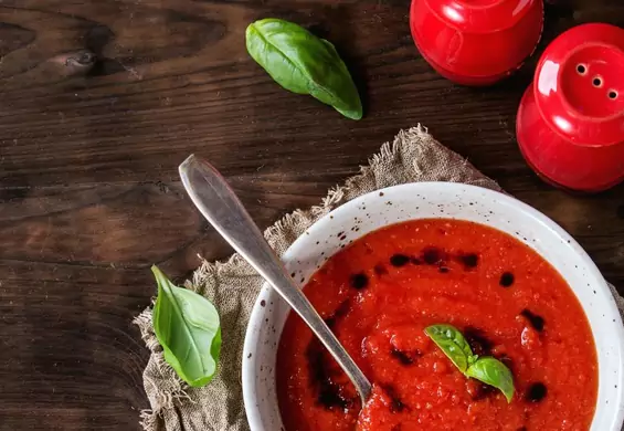 Lekka zupa z dodatkiem suszonych pomidorów. Prosty przepis