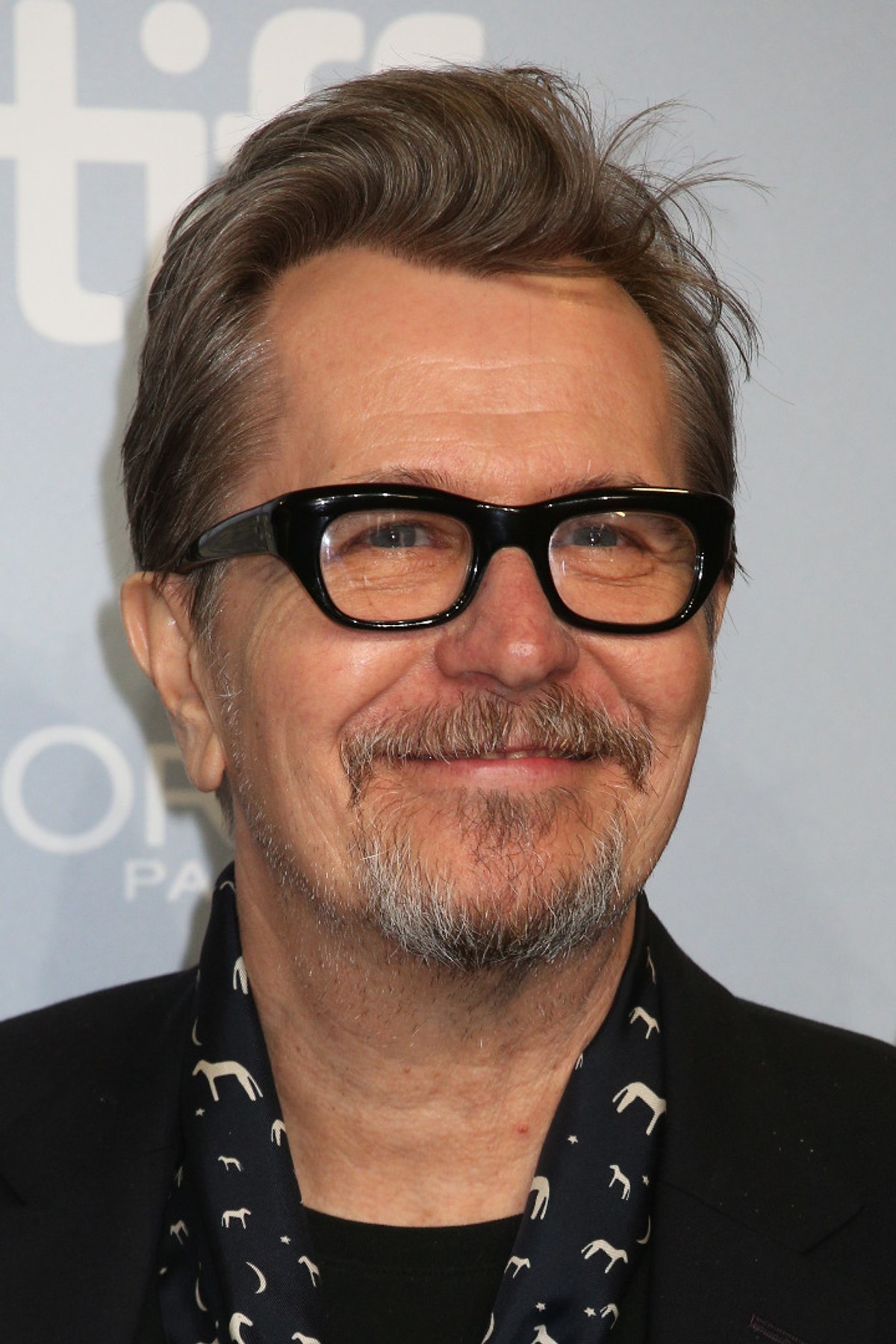 Oldman, zdobywca nominacji do Oscara w kategorii dla "najlepszy aktor pierwszoplanowego" w 2012 r. za rolę w filmie "Szpieg", podczas niemal czterdziestoletniej kariery wystąpił w blisko 70 filmach i serialach