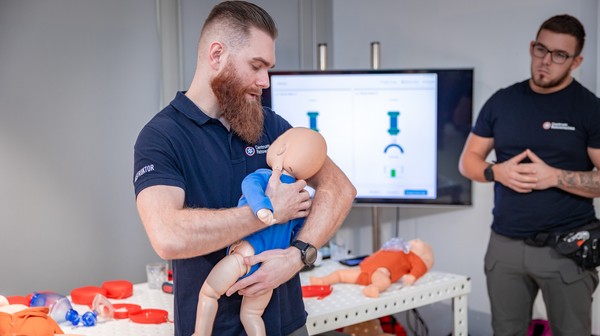 Częścią programu są również szkolenia z pierwszej pomocy dla niemowląt, prowadzone przez ekspertów ratownictwa.