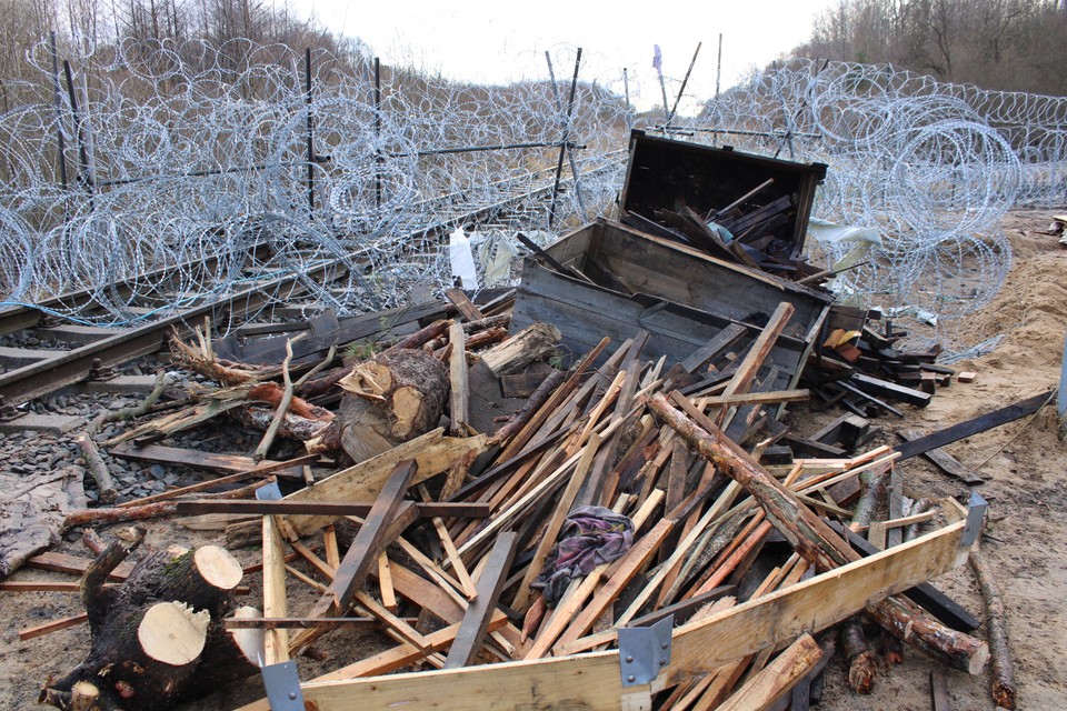 Pozostałości po forsowaniu polsko-białoruskiej granicy przy torach kolejowych niedaleko Połowiec, woj. podlaskie, 17.12.2012,