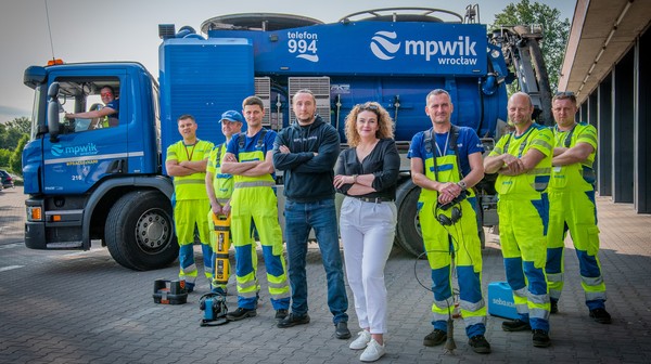Kluczem do sukcesu okazali się ludzie - zespoły techników i inżynierów codziennie patrolujące sieć wodociągową Wrocławia. 