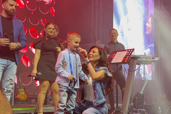 CECA PEVA S UNUKOM ŽELJKOM NA KONCERTU U JAGODINI Mališan ne skida osmeh sa lica: "Znam za jedan grad...", publika oduševljena (VIDEO)