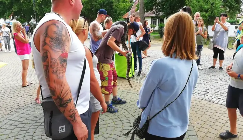 Mielno jest wyśmienitym miejscem do uprawiania &quot;tattoospotting&quot;. Mam wrażenie, że 80% turystów przyjeżdżających na wakacje do Mielna, zrobiło sobie kiedyś tatuaż na deptaku. Z tyłu - operator pytona