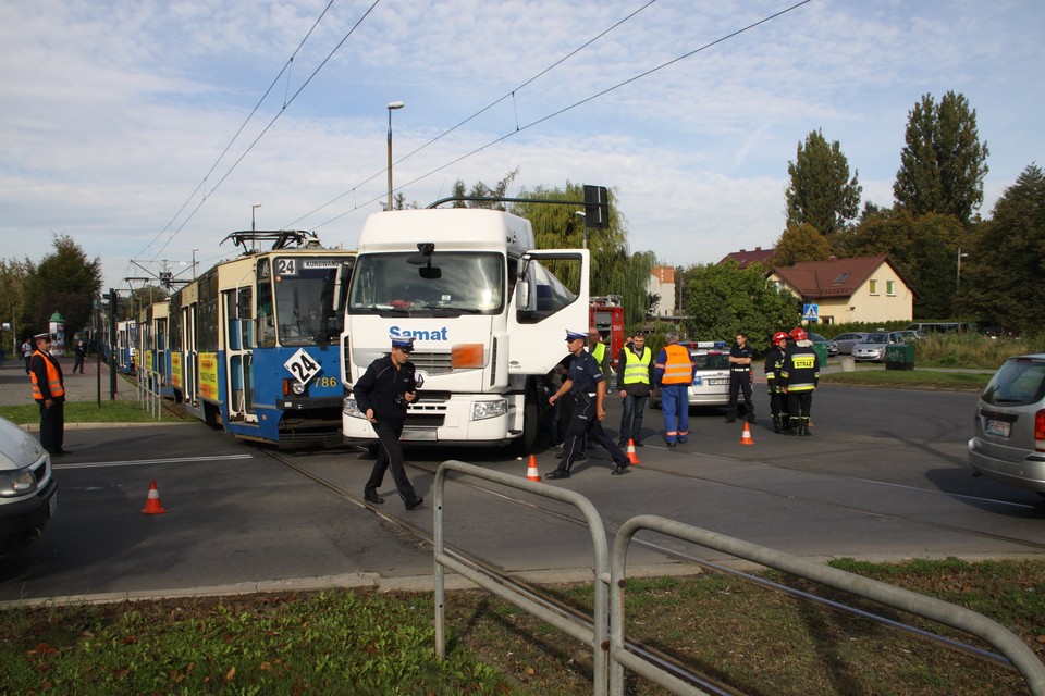 Tramwaj zderzył sie z tirem