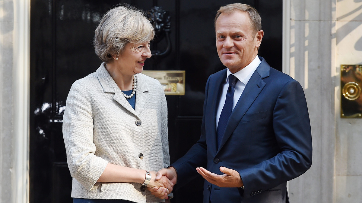 Przewodniczący Rady Europejskiej Donald Tusk powiedział dziś w Londynie brytyjskiej premier Theresie May, że Wielka Brytania powinna jak najszybciej rozpocząć negocjacje w sprawie opuszczenia Unii Europejskiej. - Piłka jest po waszej stronie - zaznaczył.