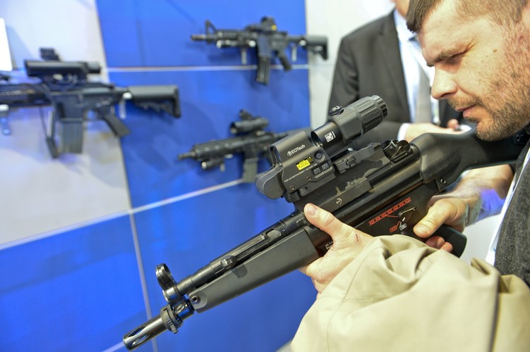 Stoisko z celownikami optycznymi.<br><br>(obm/cat) PAP/Marcin Obara