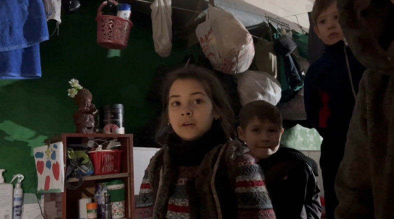 Dzieci ukrywające się w podziemiach Azowstalu