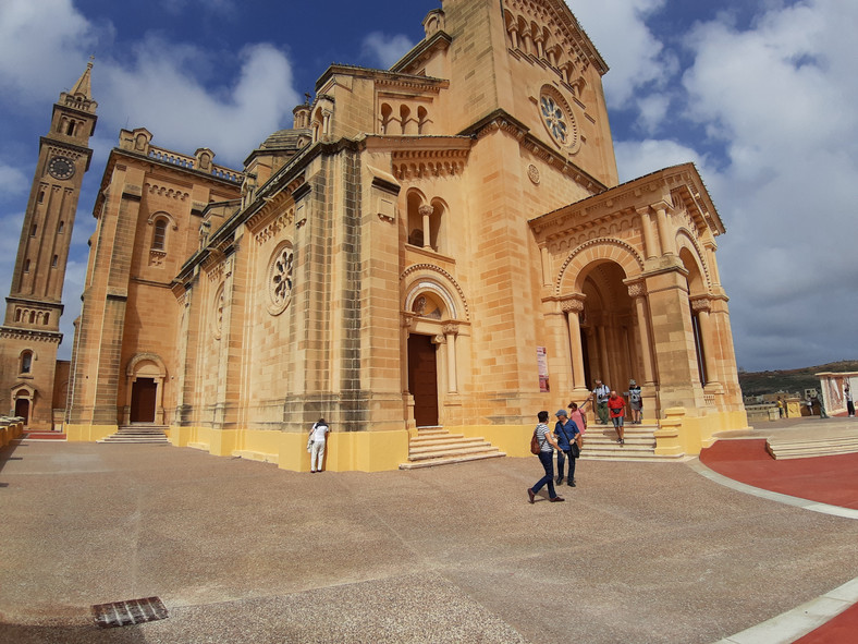 Bazylika Ta’Pinu to jedna z najważniejszych świątyń na Malcie. Maryja objawiła się tu Karmel Grima