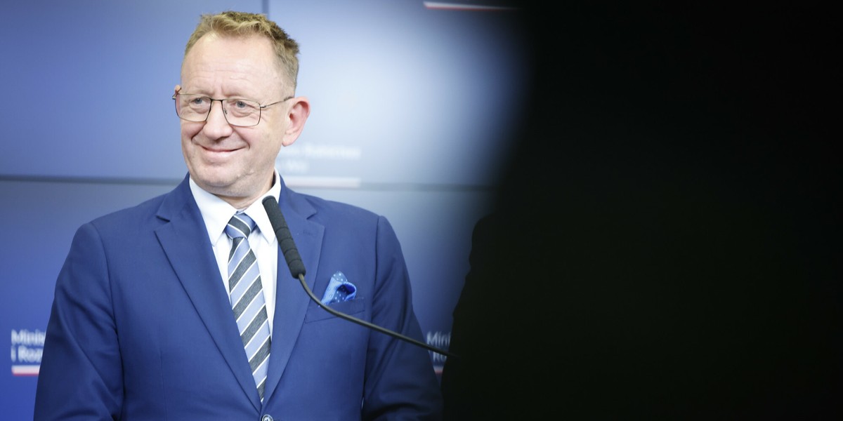 Minister Robert Telus podczas wtorkowej konferencji prasowej.