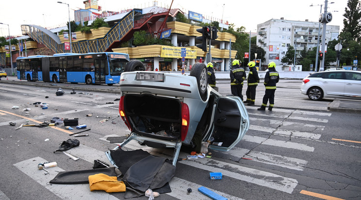 Padkának ütközött és felborult egy autó a Váci úton / Fotó: MTI/Mihádák Zoltán