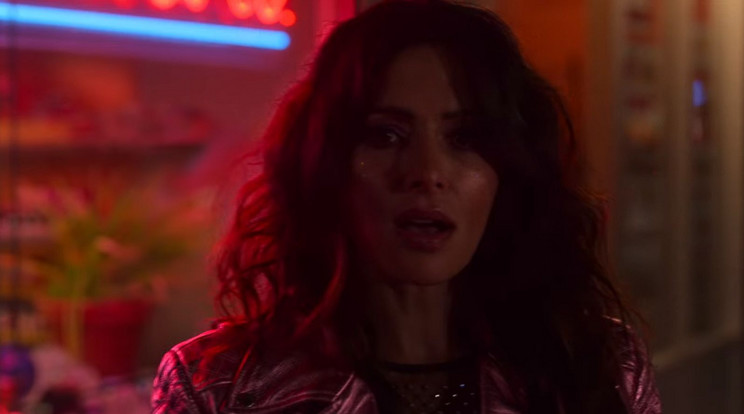 Sarah Shahi unatkozó családanyát játszik új sorozatában, aki visszasírja vad, bulizós múltját / Fotó: Netflix