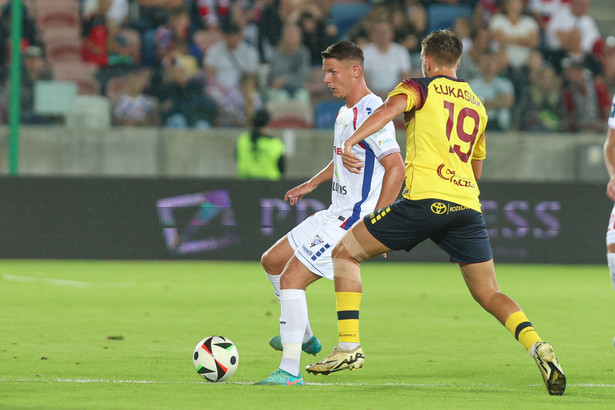 Zawodnik Górnika Zabrze Damian Rasak (L) i Kacper Łukasiak (P) z Pogoni Szczecin podczas meczu 3. kolejki piłkarskiej Ekstraklasy