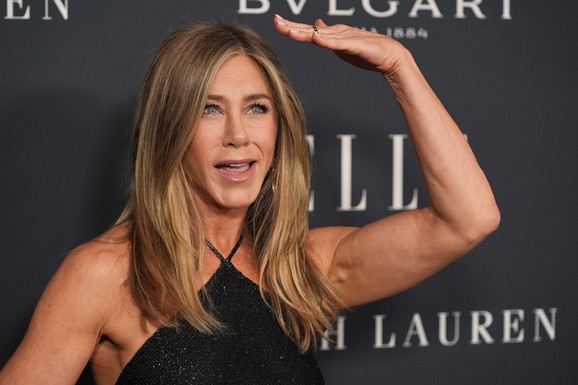 Dženifer Aniston i Piter Dinklidž spremaju najluđu prazničnu komediju: Deda Mraz mora da svedoči na sudu