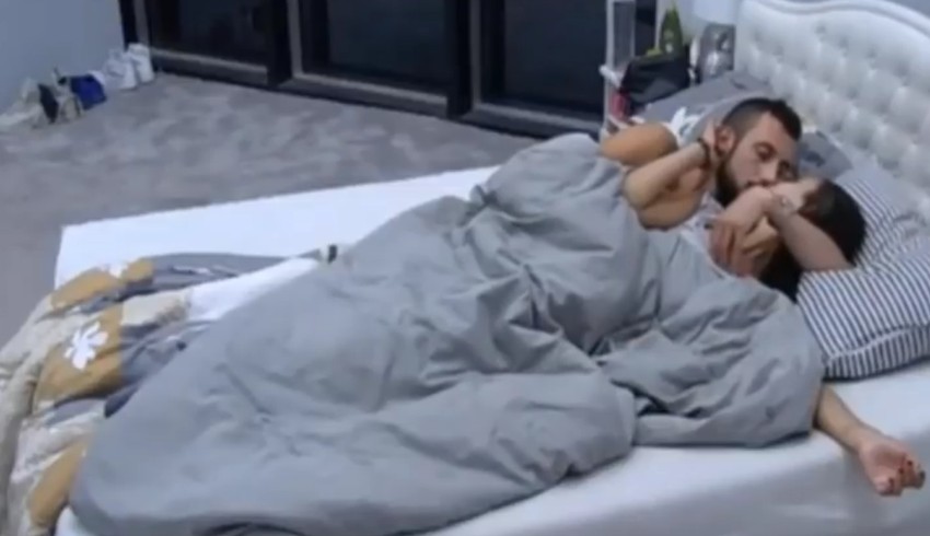 Andrijana i Đekson u krevetu