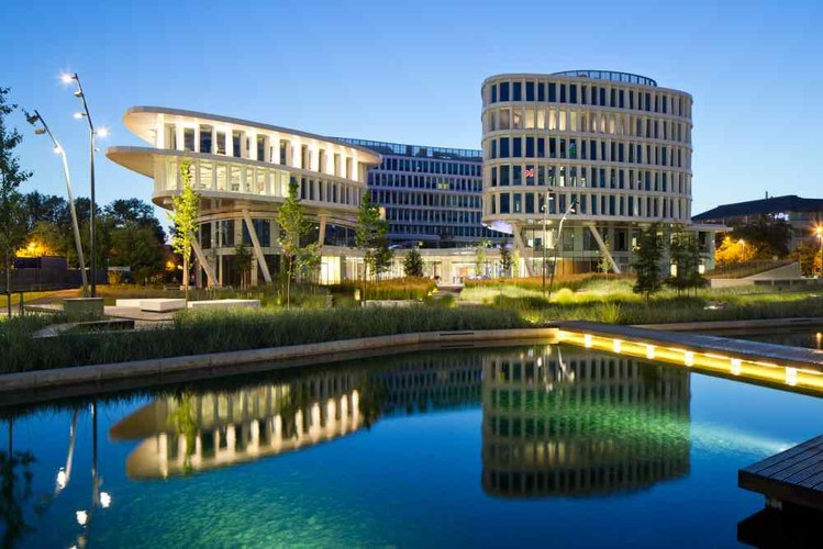 Inwestycja została wybudowana przy wykorzystaniu proekologicznych rozwiązań, które mają na celu m.in. osiągnięcie podwyższonej wydajności w zakresach oszczędzania energii elektrycznej, zużycia wody, redukcji emisji dwutlenku węgla i kontroli jakości powietrza. Przykładem tych działań jest właściwe gospodarowanie wodą opadową, która w całości zatrzymywana jest na terenie, a jej zgromadzona część służy w czasie suszy do nawadniania zieleni i używana jest do napełniania zbiorników wodnych. Projekt w modelowy sposób wprowadza w życie ideę odpowiedzialnej, innowacyjnej architektury.