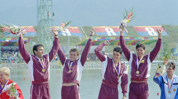 A Csipes Ferenc (balról), Hódosi Sándor, Gyulay Zsolt, Ábrahám Attila összeállítású kajak négyes az 1988-as, szöuli olimpián 1000 méteren győzött Ábrahám /Fotó Archivra MTI/Németh Ferenc