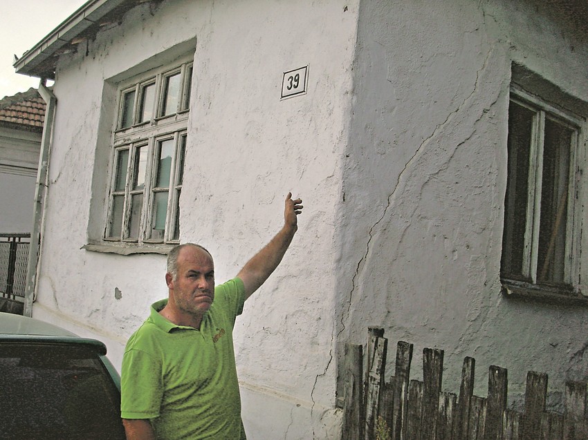Bane Mladenović ispred kuće u kojoj je živeo čovek sa istim imenom i prezimenom kao i njegov otac