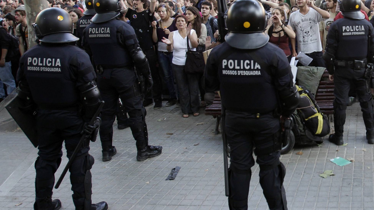 Ponad 2 tys. uczestników "ruchu oburzonych" protestuje przed parkiem, obok parlamentu Katalonii w Barcelonie. W wyniku starć rannych zostało 36 osób. W związku z próbą blokady wejścia do parku 25 deputowanych musiało przylecieć do parlamentu śmigłowcem.