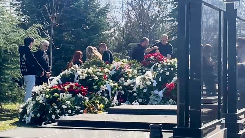 Suzana Jovanović plače na gorbu Saše Popovića