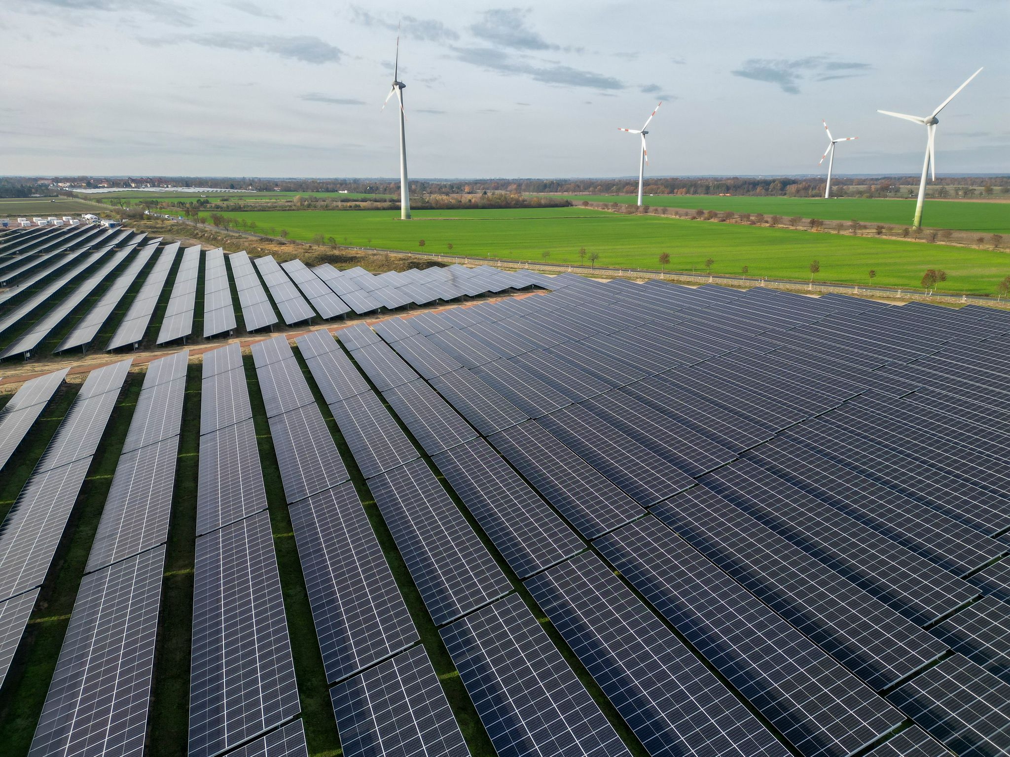 Erneuerbare Energien decken 2025 erstmals über die Hälfte des Stroms