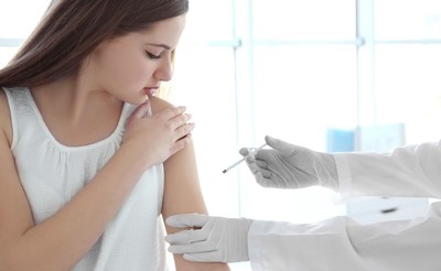 60 proc. Polaków boi się powikłań po szczepieniu przeciw COVID-19 [SONDAŻ]