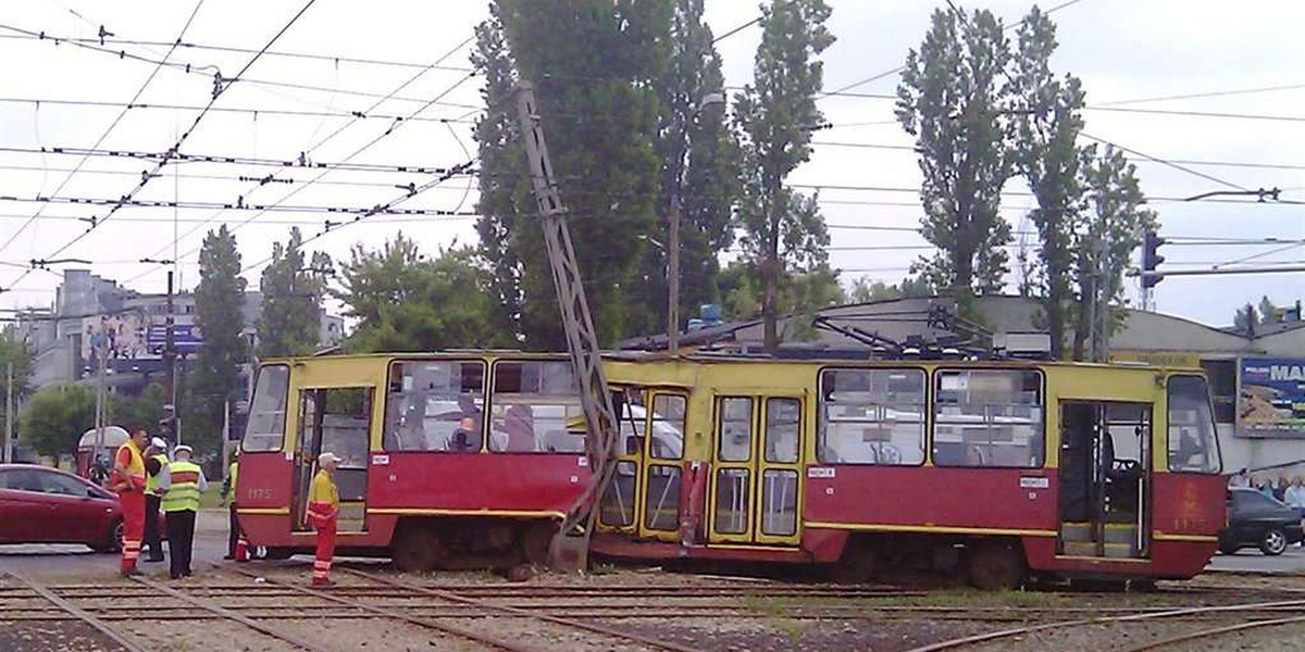 Groźny wypadek tramwaju w Warszawie. Są ranni!