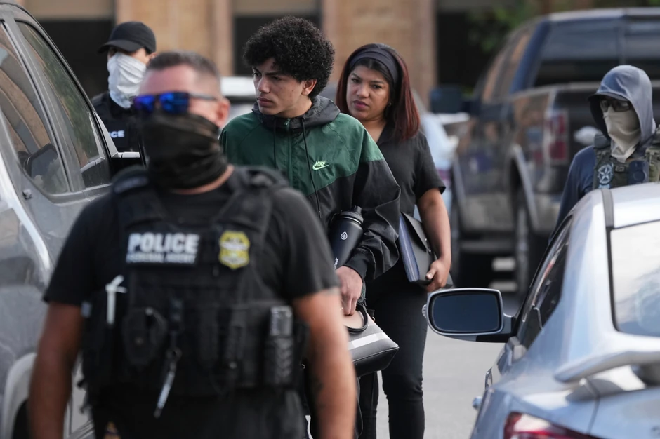 Federalni agenti privode migranet u San Antoniju 23. juna