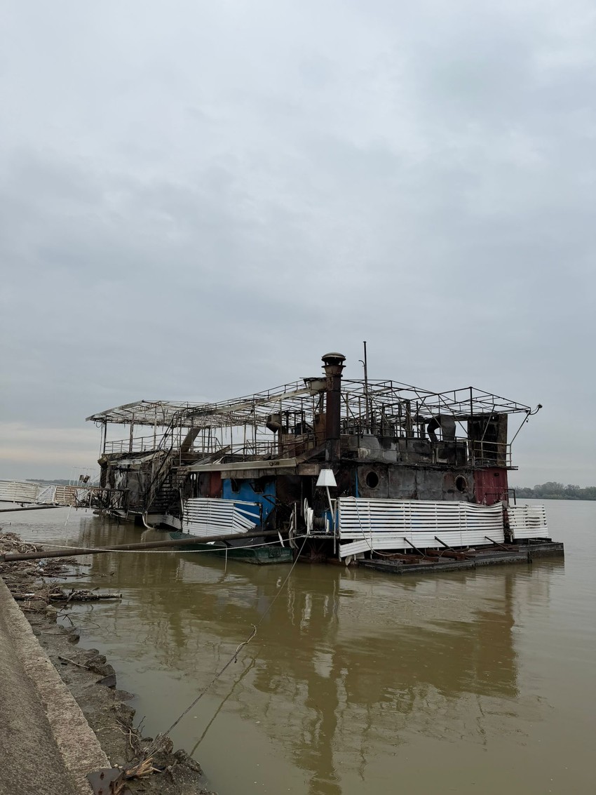 Izgoreo splav na Dunavu u Grockoj