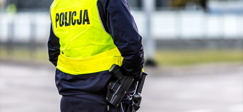 Zniszczone drzwi do siedziby PiS. "Uprzejmie prosimy o kontakt, chętnie ufundujemy blok i kredki"