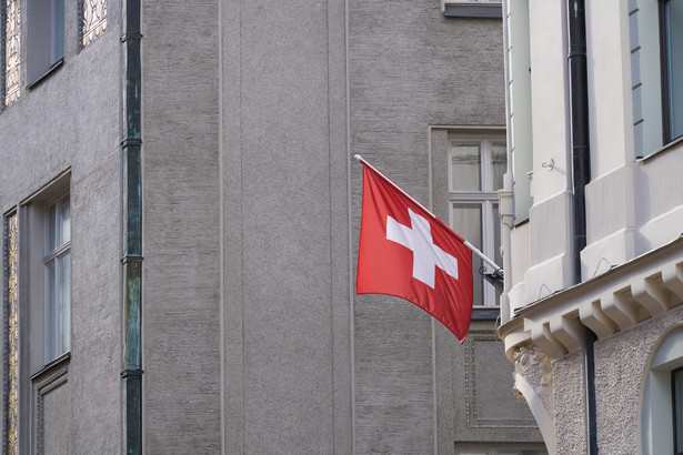 Szwajcarskie prawo nie zezwala na przekazywanie dalej zamrożonych aktywów