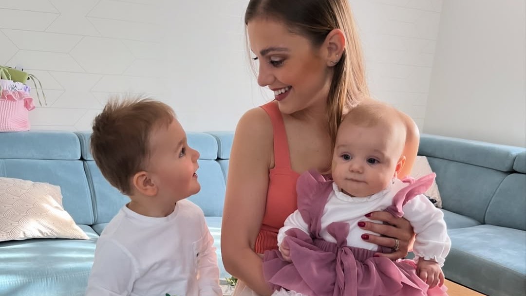Dominika Jurena Stará so svojimi deťmi. IG: @dstaraofficial