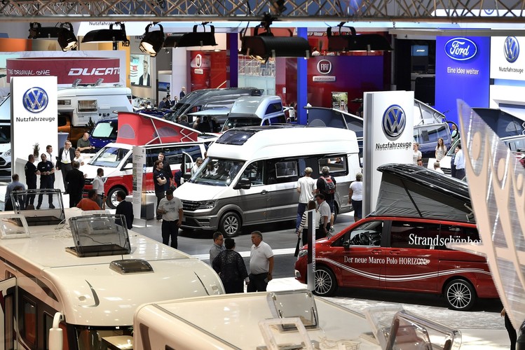 Tegoroczna wystawa w Dusseldorfie ' Caravan Salon' startuje 26 sierpnia i potrwa do 3 września 2017 r. Jak co roku na targach pojawią się wystawcy z całego świata z sektora karawaningowego, aby zaprezentować swoje najnowsze produkty. Tegoroczny salon zapowiada się rekordowo. Swoja obecność zapowiedziało ok. 600 wystawców ze 130 markami  mniejszych i większych „domów na kołach”. Do dyspozycji wystawców jest 13 hal, o jedna więcej niż rok wcześniej. Do obejrzenia jest 2,1 tys.  pojazdów rekreacyjnych. Od małych do gigantycznych.