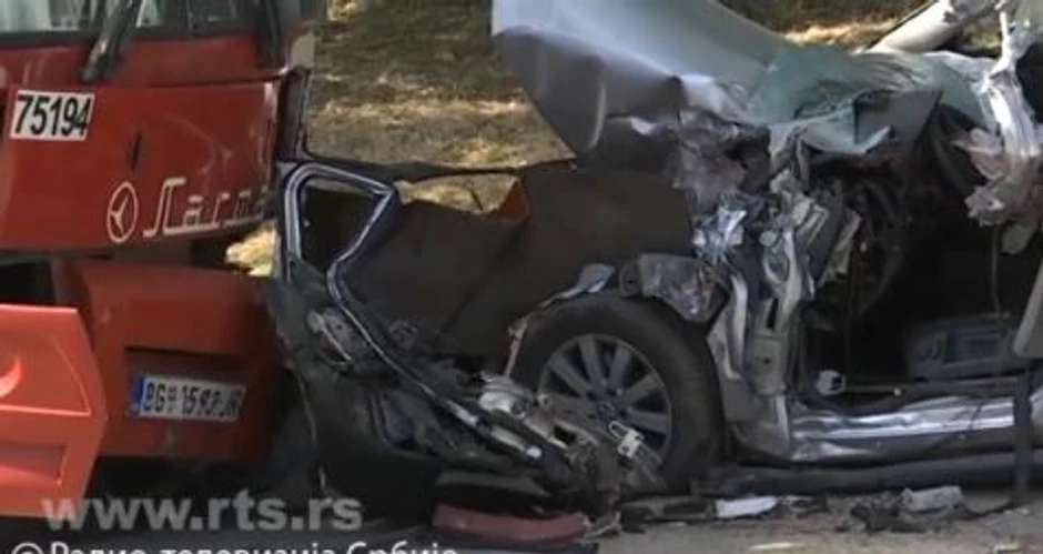 Stravičan prizor na mestu nesreće, automobil potpuno smrskan