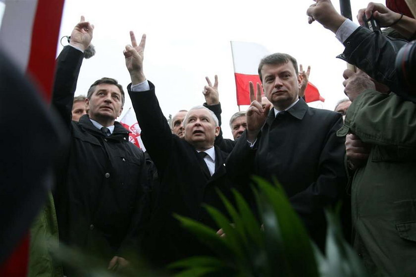 Kaczyński lansuje sie pod krzyżem