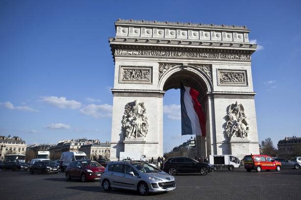 Zastraszanie imigrantów podczas stanu wyjątkowego we Francji, fot. Balint Porneczi/Bloomberg