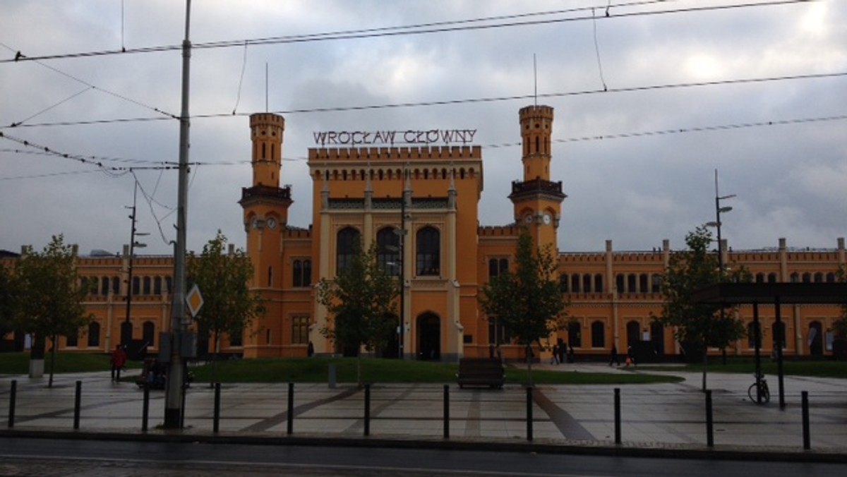 Na Dworcu Głównym PKP we Wrocławiu będą czytać książki, które później mają podróżować po całym kraju i przechodzić z rąk do rąk. Do akcji bookcrossingowej, która promuje czytelnictwo obok Wrocławia przyłączyły się już dworce kolejowe w Warszawie, Gdyni, Gdańsku, Katowicach i Poznaniu.