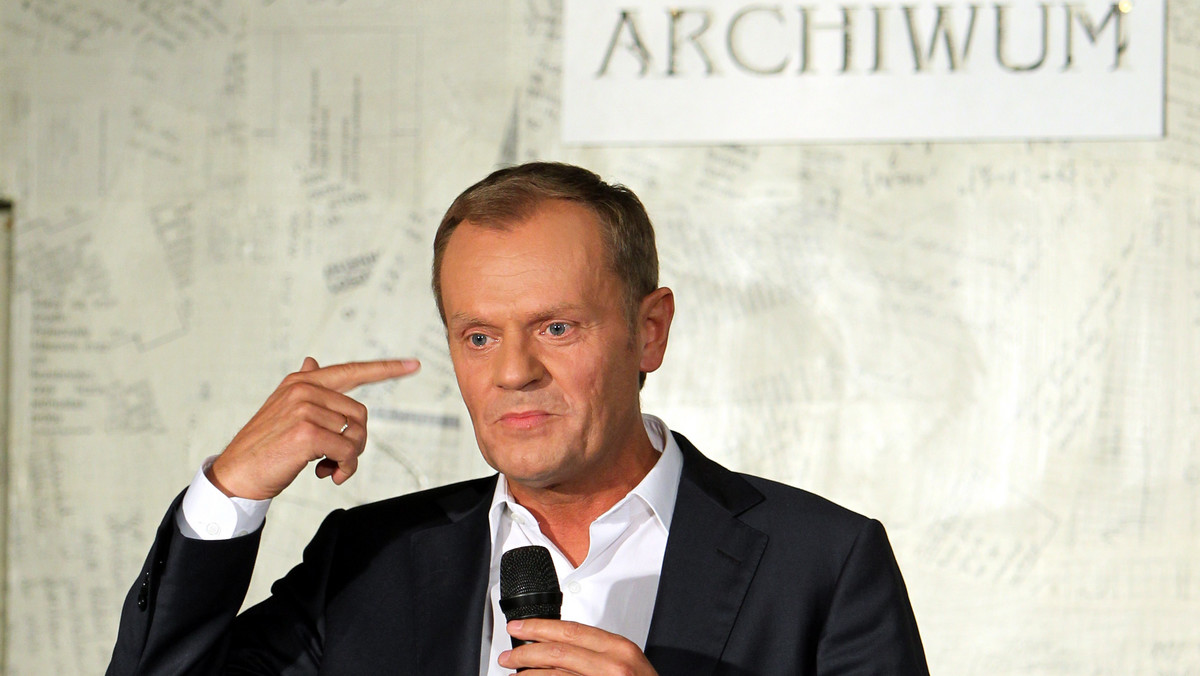 Premier Donald Tusk zapowiedział, że około południa wróci do Warszawy, by spotkać się z szefostwem policji i MSWiA ws. wydarzeń w Zielonej Górze. Złożył wyrazy współczucia rodzinie kibica, który zginął potrącony przez radiowóz i wyraził solidarność z policjantką, która została ranna w czasie zajść.